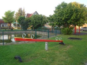 Spielplatz und kleiner Teich in Wohlsborn